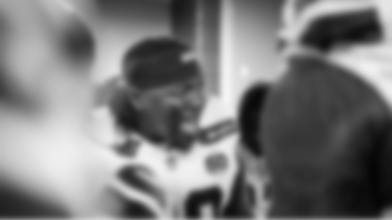 Jarran Reed talks to the team before they head to the field for kickoff.