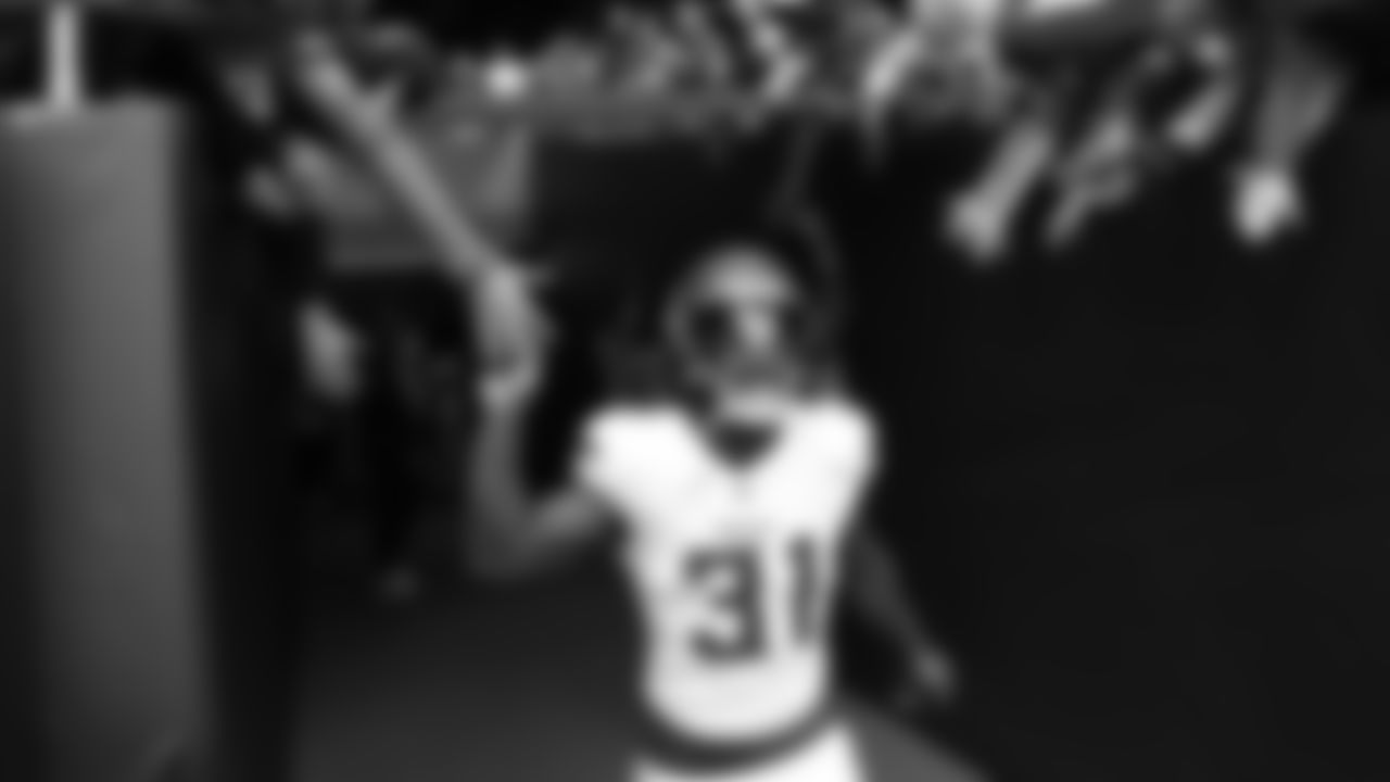 Minnesota Vikings running back Cam Akers runs onto the field for the warm-up ahead of the NFL game between Minnesota Vikings and Cleveland Browns at the Tottenham Hotspur stadium in London, Sunday, Oct. 5, 2025. (AP Photo/Ian Walton)