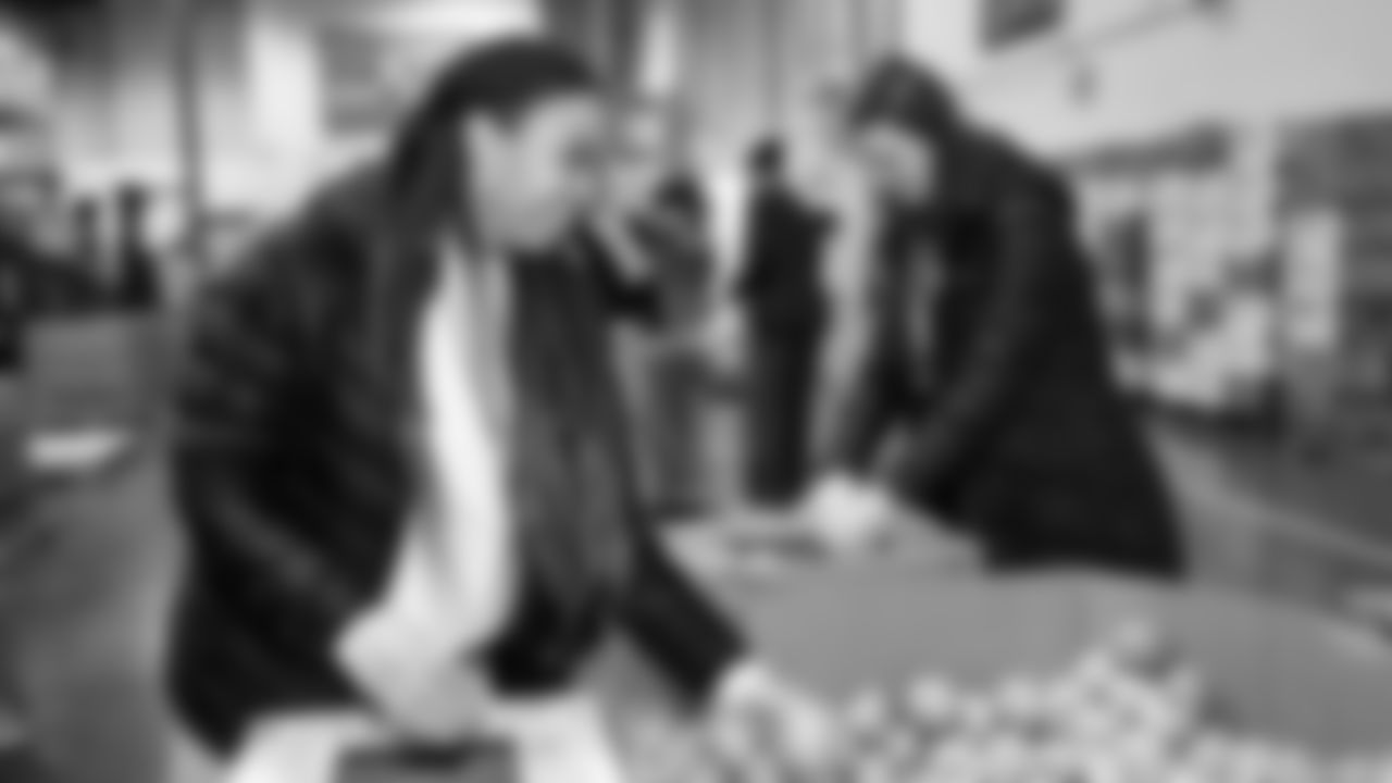 Seahawks Legend Bryan Walters, Dancers, Blitz and volunteers helped sort 4,800 pounds of action green apples at the Food Lifeline distribution center on January 22, 2026.