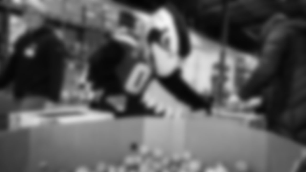 Seahawks Legend Bryan Walters, Dancers, Blitz and volunteers helped sort 4,800 pounds of action green apples at the Food Lifeline distribution center on January 22, 2026.