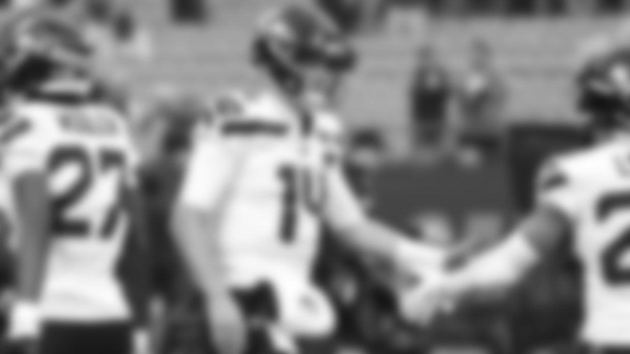 Seahawks quarterback Sam Darnold (14) warms up at Bank of America Stadium for the Week 17 matchup vs. Panthers on December 28, 2025.