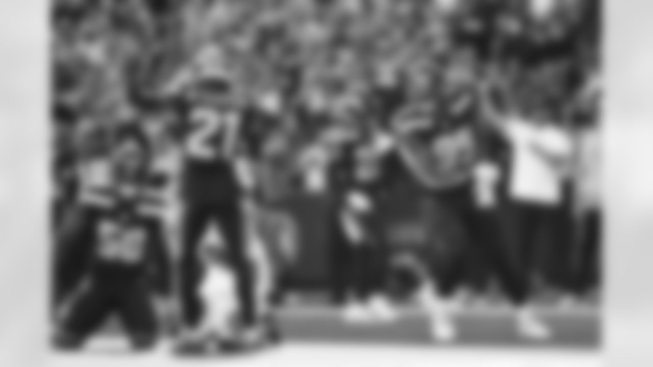 Seahawks cornerback Devon Witherspoon (21) and Seahawks defensive end Leonard Williams (99) at the Week 5 matchup against the New York Giants at Lumen Field on Sunday, October 6, 2024.