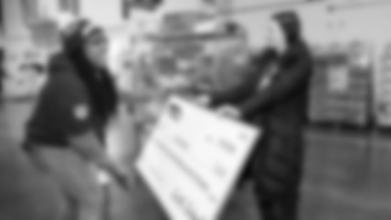 Seahawks Legend Bryan Walters, Dancers, Blitz and volunteers helped sort 4,800 pounds of action green apples at the Food Lifeline distribution center on January 22, 2026.