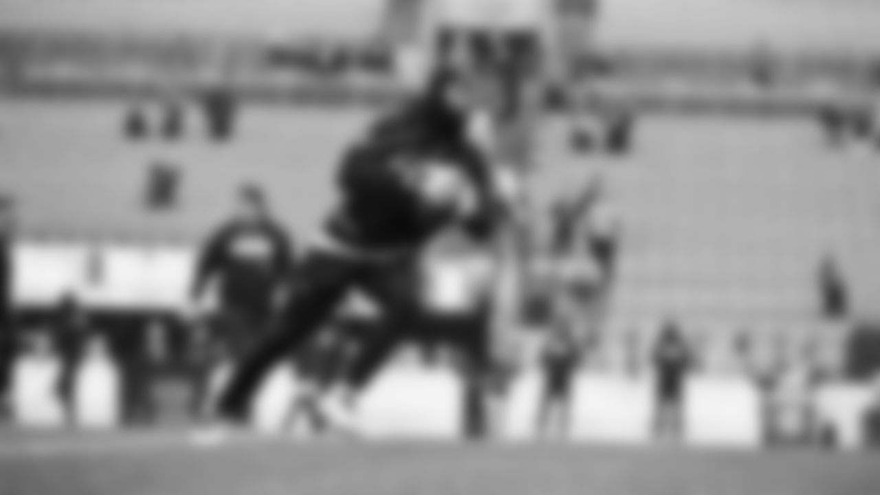 Seahawks running back Kenneth Walker III (9) warms up at Bank of America Stadium for the Week 17 matchup vs. Panthers on December 28, 2025.