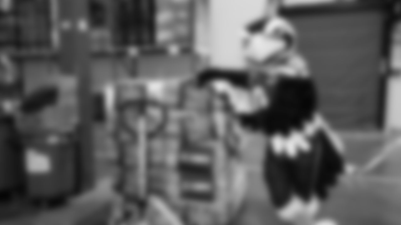 Seahawks Legend Bryan Walters, Dancers, Blitz and volunteers helped sort 4,800 pounds of action green apples at the Food Lifeline distribution center on January 22, 2026.