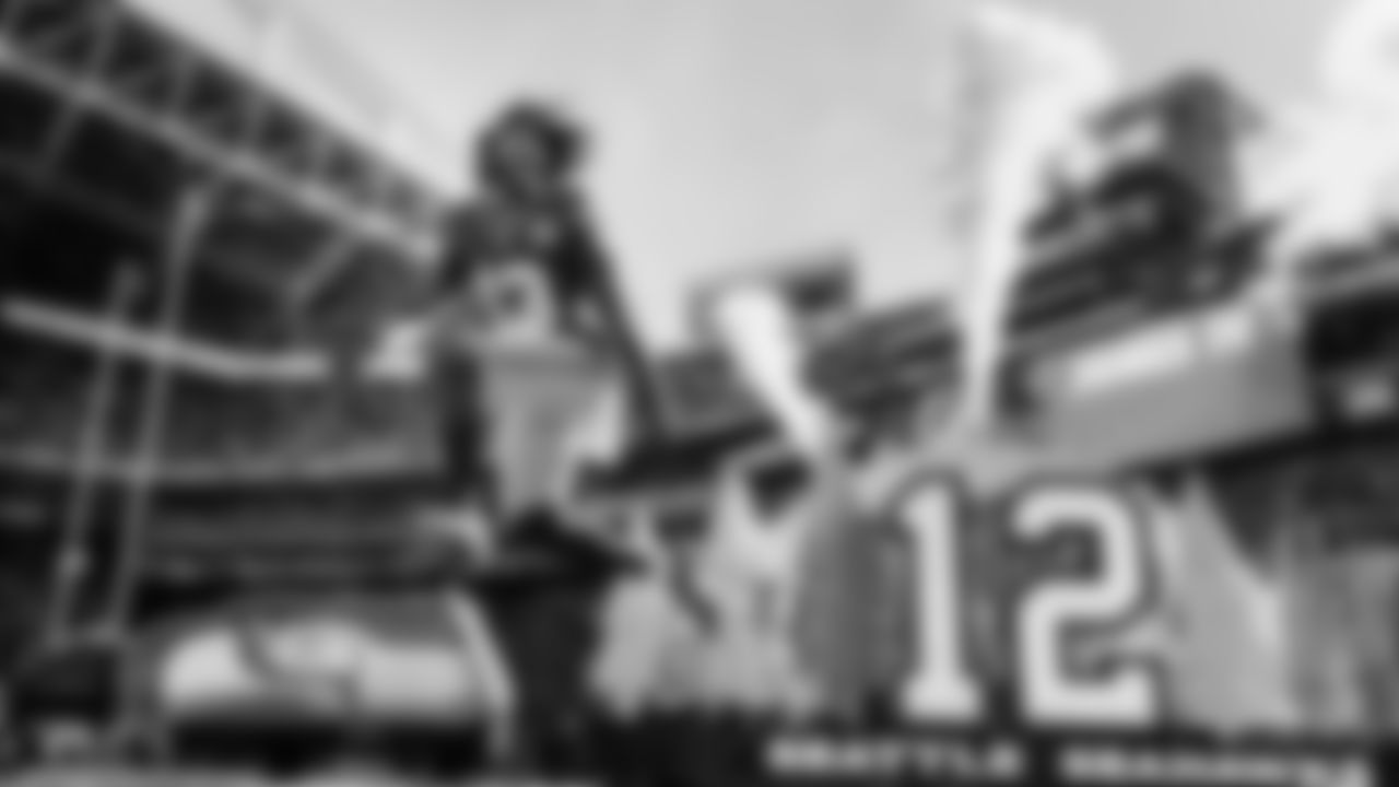 Seahawks linebacker Ernest Jones IV (13) vs. the Tampa Bay Buccaneers in Week 5.