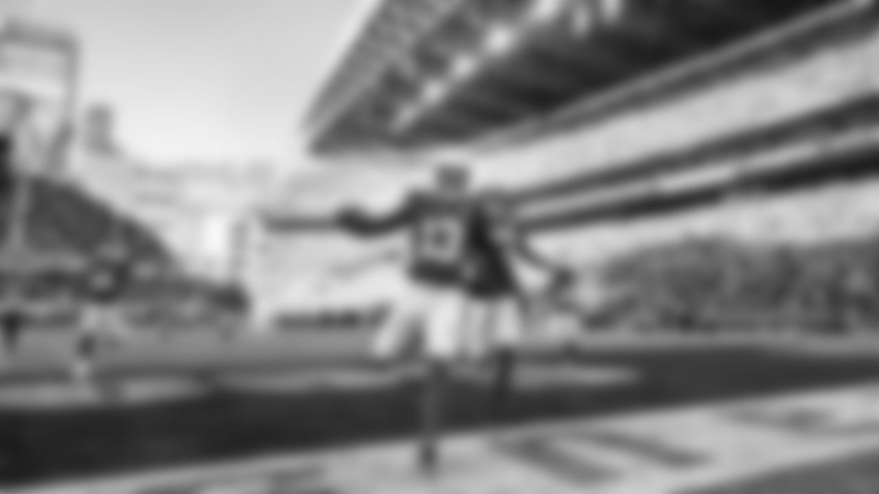 Seahawks linebacker Ernest Jones IV (13) vs. the Minnesota Vikings in Week 13.