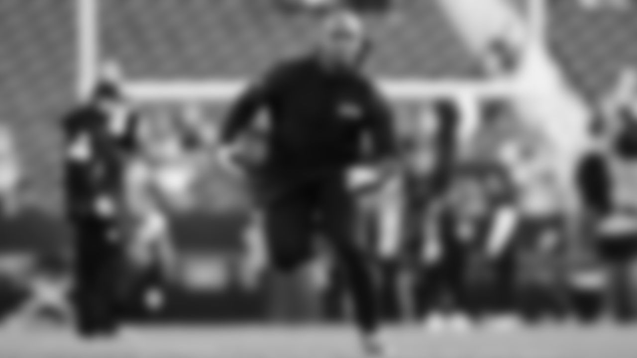 Seahawks running back Kenneth Walker III (9) warms up at Levi's Stadium for the Week 18 matchup vs. the 49ers.