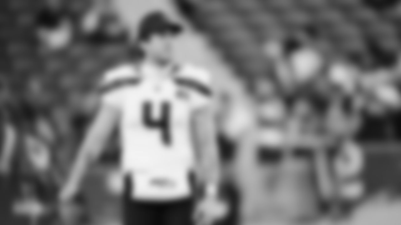 Seahawks punter Michael Dickson (4) warms up at Levi's Stadium for the Week 18 matchup vs. the 49ers.