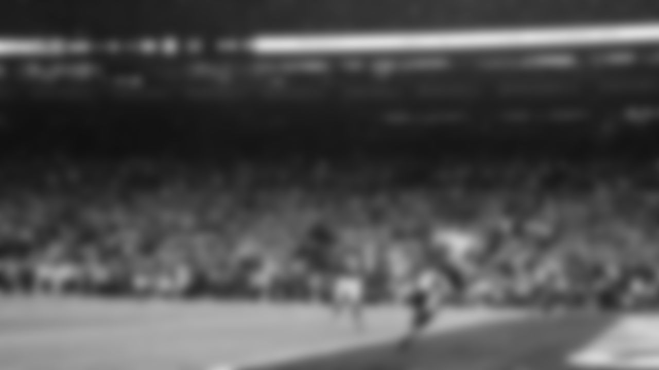 With the Seahawks trailing 30-22 in the fourth quarter, tight end AJ Barner made this catch to bring Seattle within two points of the Rams.