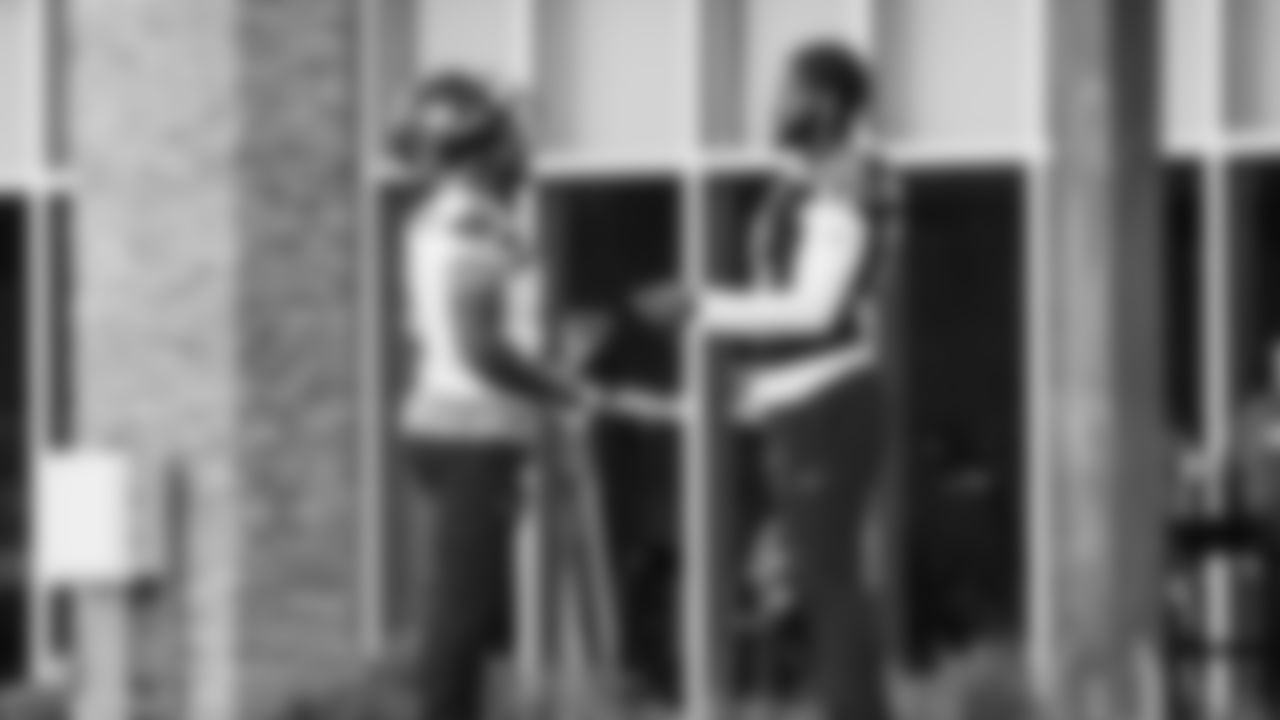 Seahawks running back Kenneth Walker III (9) and linebacker Ernest Jones IV (13) practiced on Thursday, November 20 at the Virginia Mason Athletic Center.