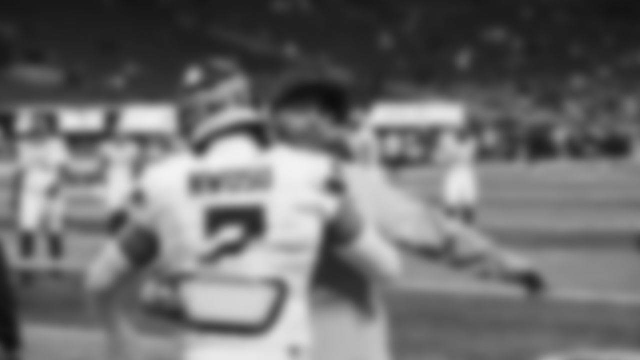 Seahawks linebacker Uchenna Nwosu (7) warms up at Mercedes-Benz Stadium for the Week 14 matchup vs. the Atlanta Falcons.