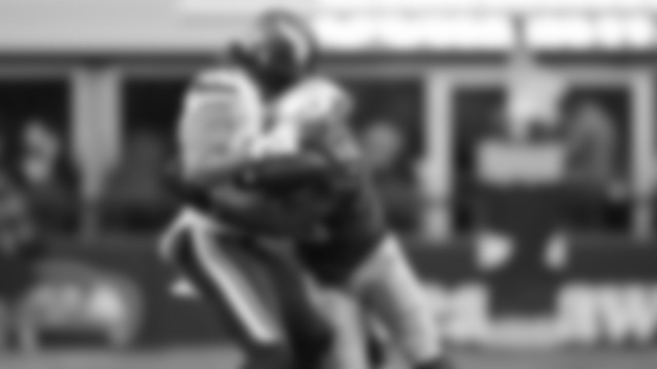 Seahawks linebacker Ernest Jones IV (13) vs. the Minnesota Vikings in Week 13.