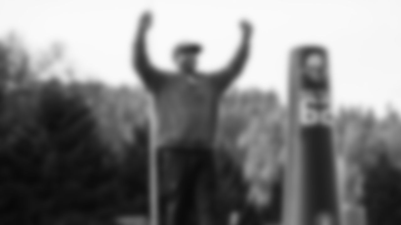 Seahawks defensive coordinator Aden Durde at practice on Thursday, November 20 at the Virginia Mason Athletic Center.