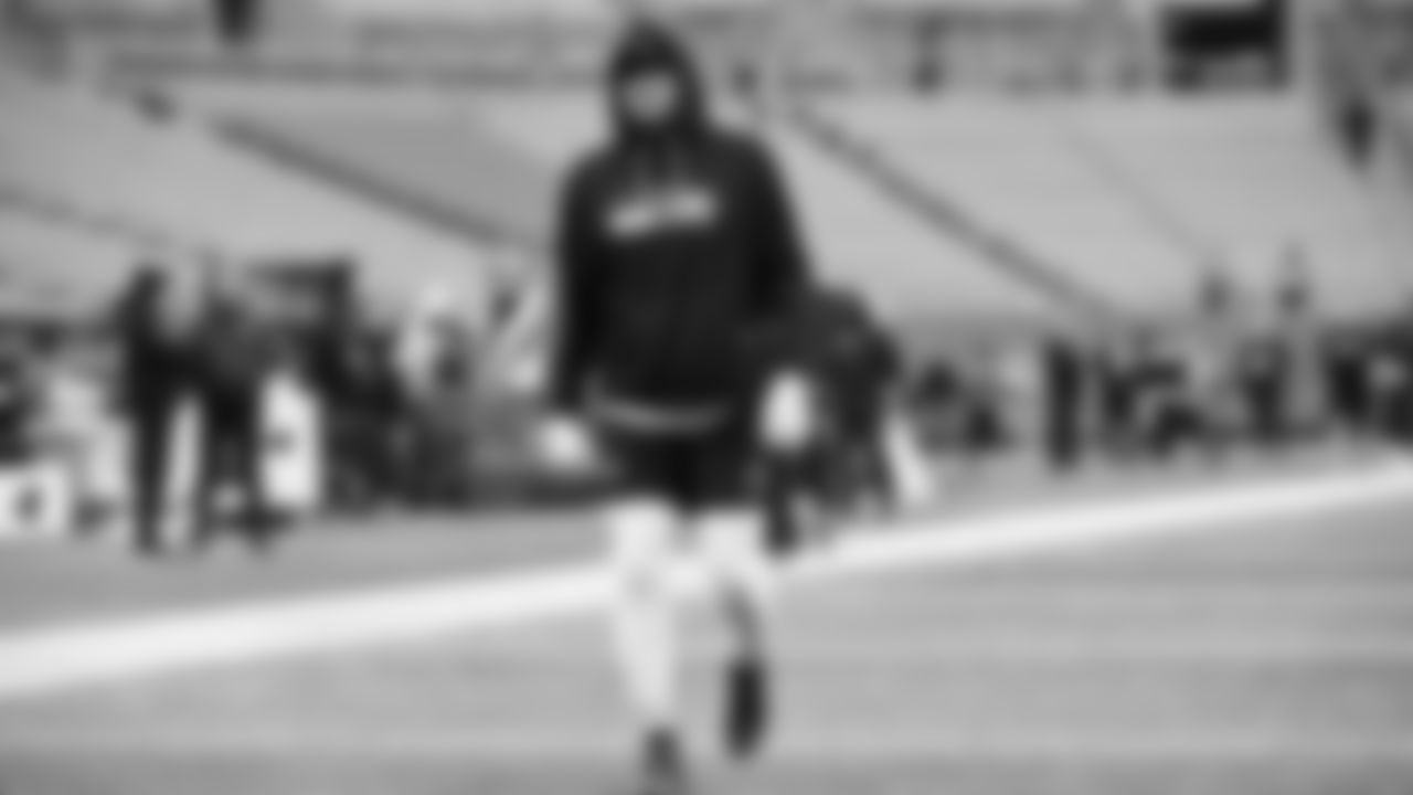 Seahawks tight end Eric Saubert (81) warms up at Bank of America Stadium for the Week 17 matchup vs. Panthers on December 28, 2025.