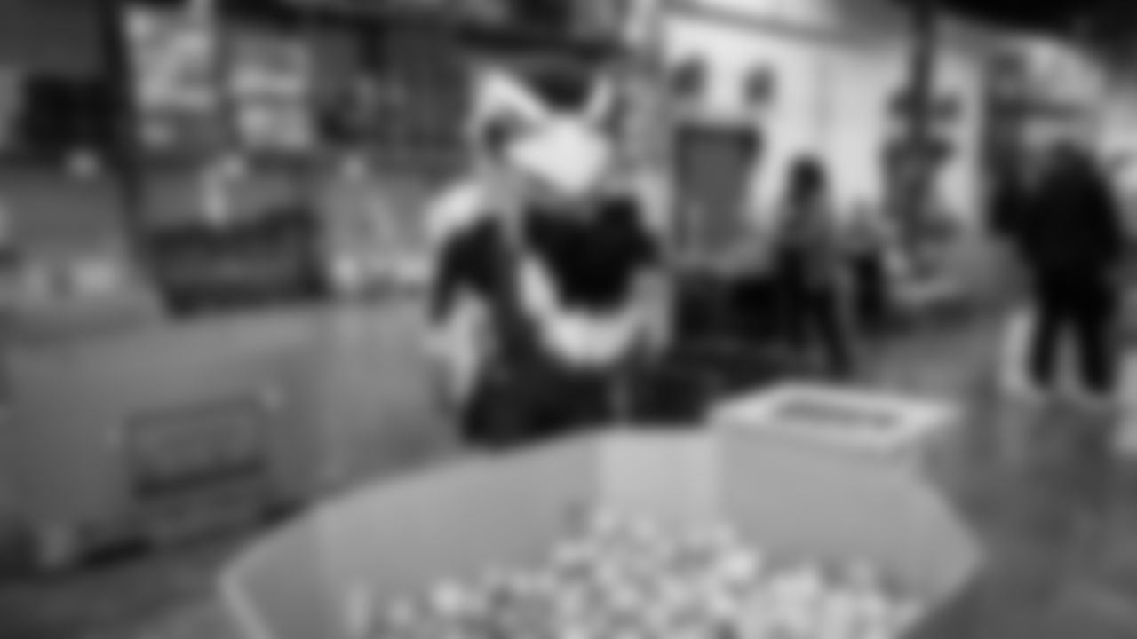 Seahawks Legend Bryan Walters, Dancers, Blitz and volunteers helped sort 4,800 pounds of action green apples at the Food Lifeline distribution center on January 22, 2026.