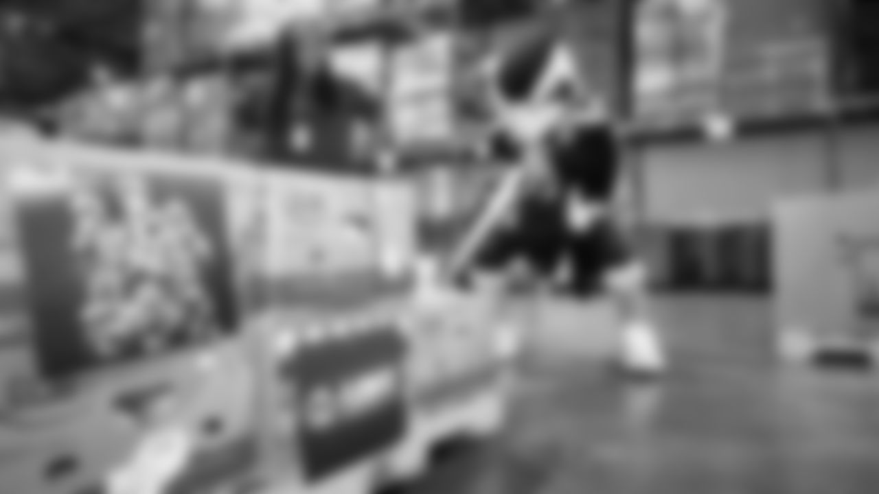 Seahawks Legend Bryan Walters, Dancers, Blitz and volunteers helped sort 4,800 pounds of action green apples at the Food Lifeline distribution center on January 22, 2026.