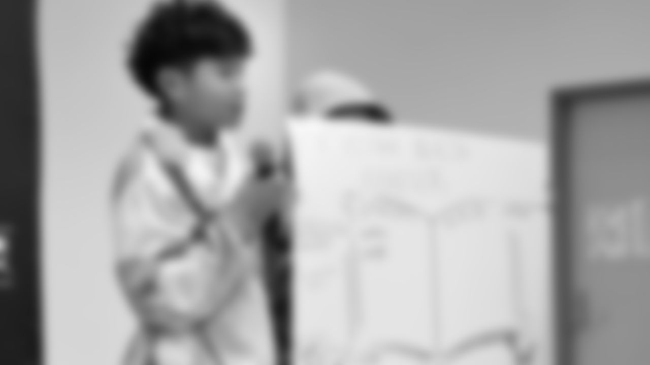 The Seahawks teamed up with EVERFI for a morning learning about mental health with students at Showalter Middle School on October 30, 2025.