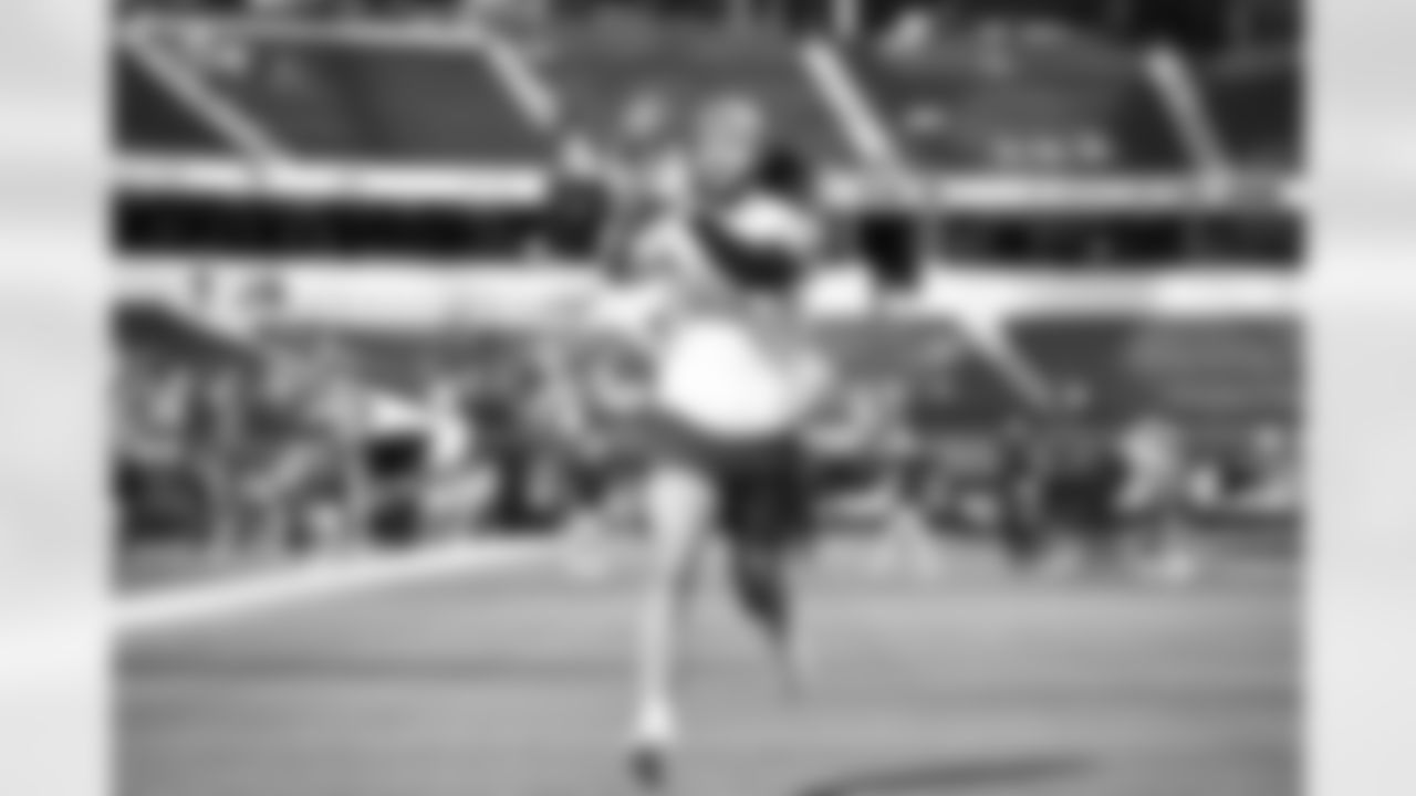Seahawks tight end Colby Parkinson (84) warms up prior to the Week 11 matchup vs. the Rams at SoFi Stadium on Sunday, November 19, 2023.