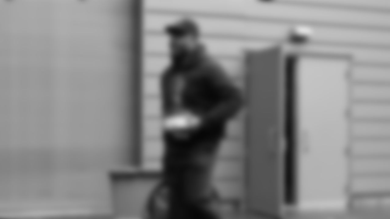 Seahawks linebacker Uchenna Nwosu (7) departed the Virginia Mason Athletic Center on November 1, 2025.