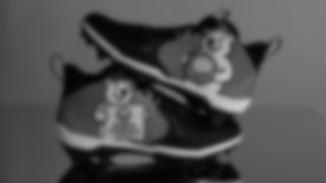 Seahawks defensive tackle Rylie Mills (98) - Seattle Children's Hospital