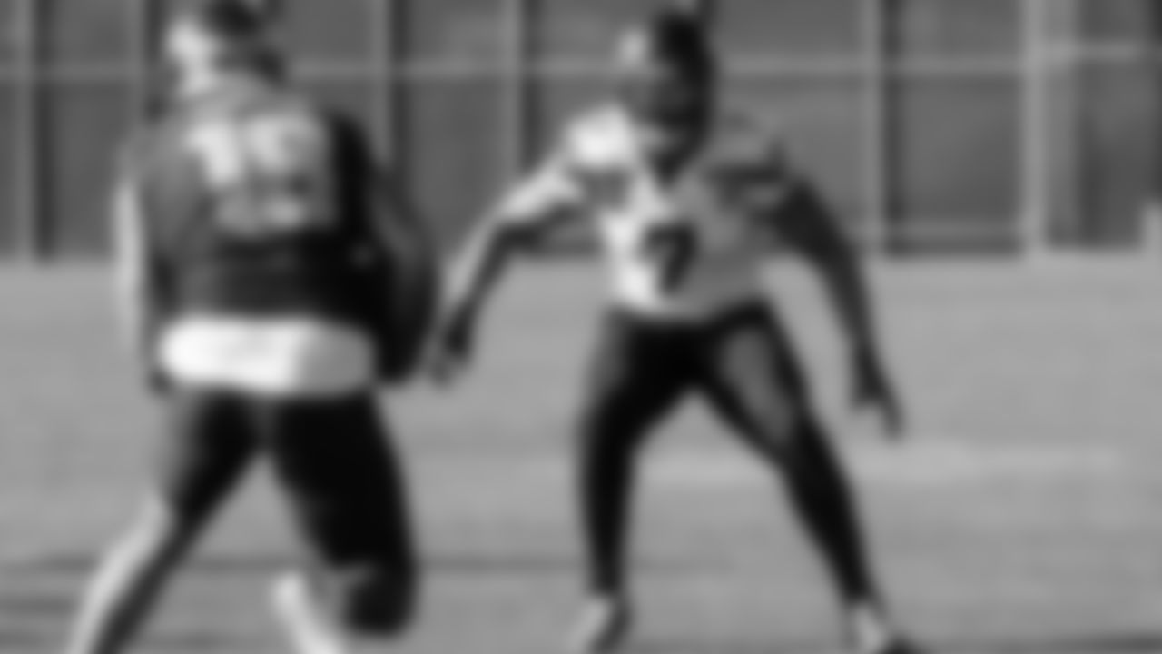 Seahawks linebacker Uchenna Nwosu (7) and tight end Elijah Arroyo (18) practiced on February 5, 2026 in San Jose, California.