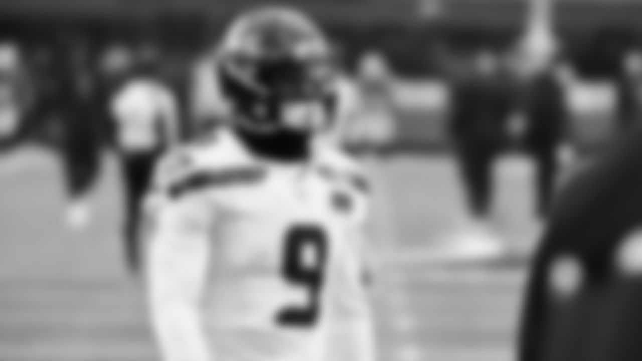 Seahawks running back Kenneth Walker III (9) warms up at Bank of America Stadium for the Week 17 matchup vs. Panthers on December 28, 2025.