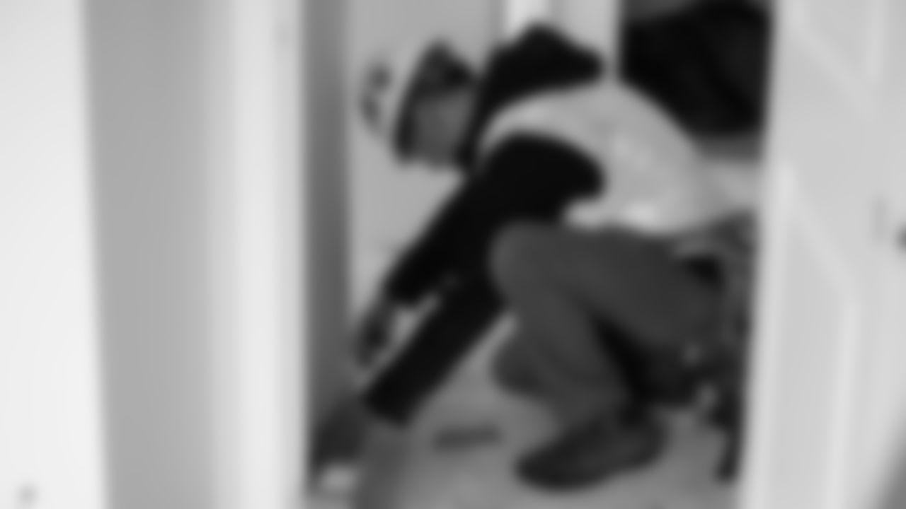 In recognition of Salute to Service Month, the Seahawks and Starbucks joined forces to learn, share, and build together to help provide affordable, stable housing to Veterans in our community.