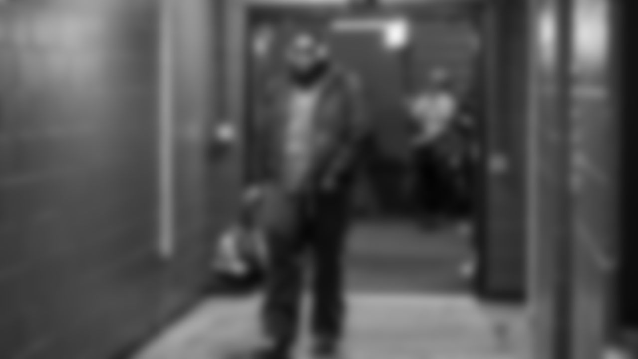 Seahawks guard Anthony Bradford (75) arrived at Northwest Stadium for the Sunday Night Football matchup at the Washington Commanders in Week 9.