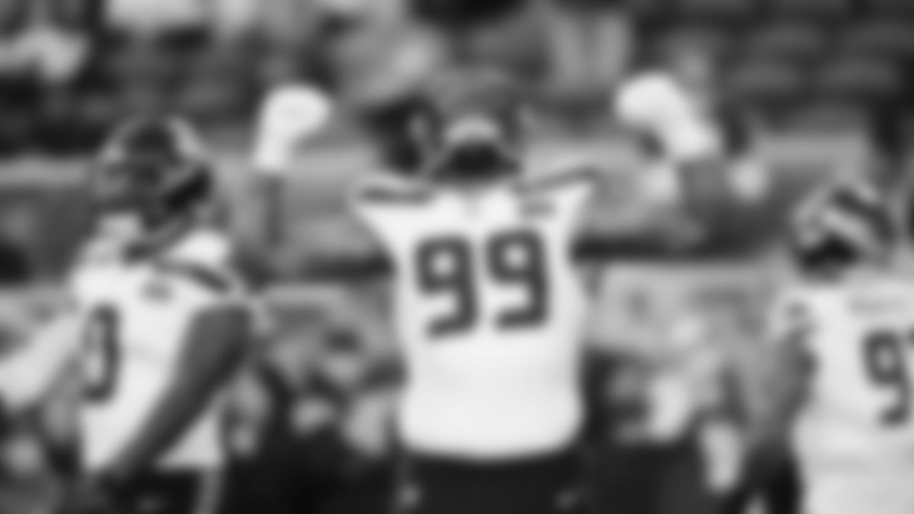 Seahawks defensive end Leonard Williams (99) warms up at Levi's Stadium for the Week 18 matchup vs. the 49ers.