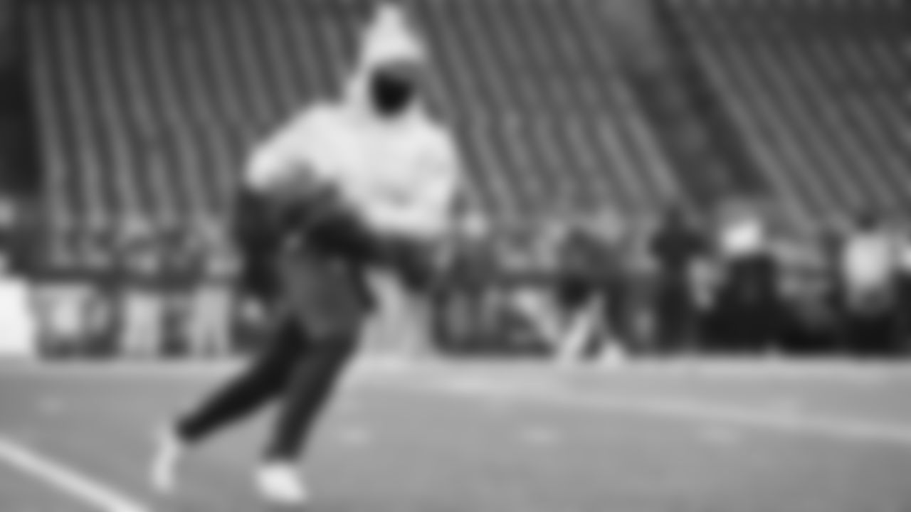 Seahawks running back Kenneth Walker III (9) warms up at Lumen Field for the Week 16 matchup vs. the L.A. Rams.