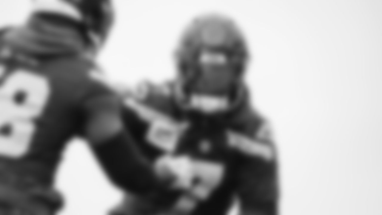 Seahawks linebacker Uchenna Nwosu (7) practiced on Wednesday, November 12, 2025 at the Virginia Mason Athletic Center.