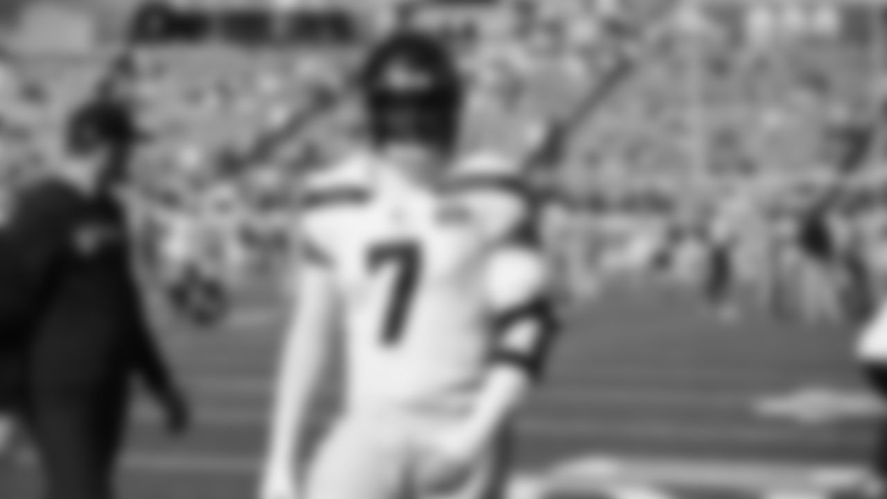 Seahawks linebacker Uchenna Nwosu (7) hit the field at Nissan Stadium for the Week 12 matchup vs. the Titans in Nashville, Tennessee.