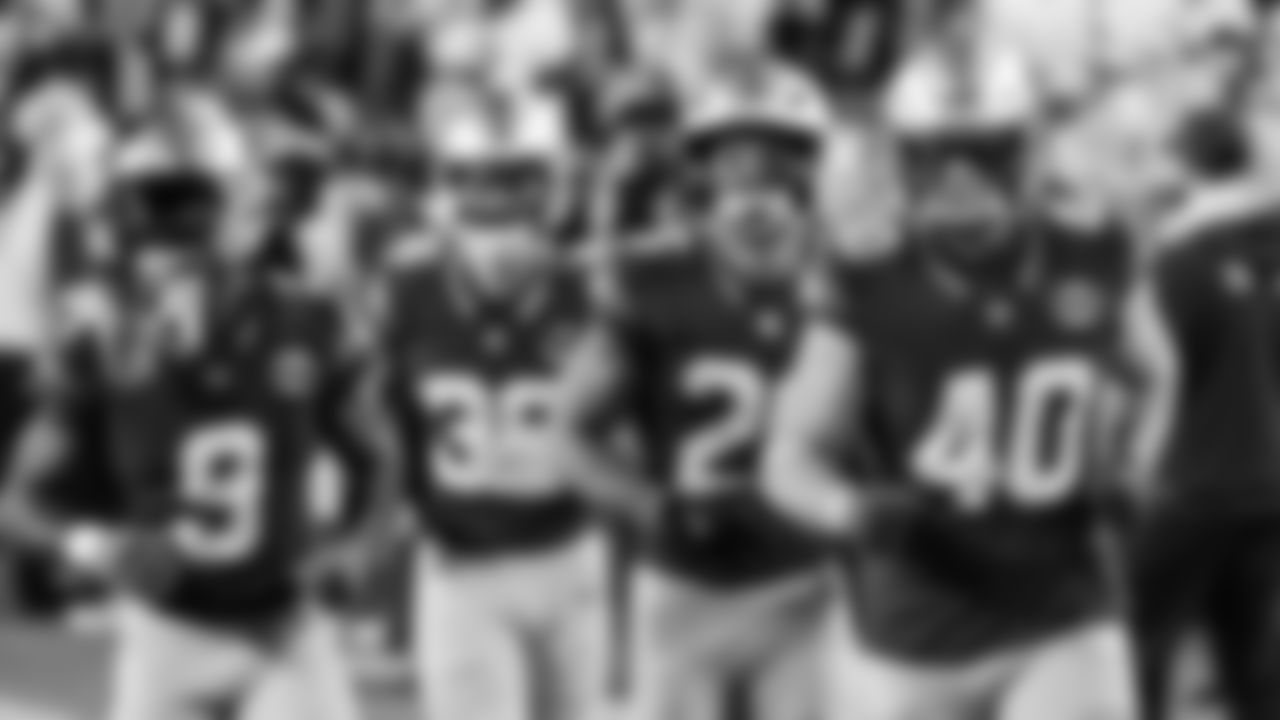 The Seahawks warm up at Northwest Stadium for the Sunday Night Football matchup at the Washington Commanders in Week 9.