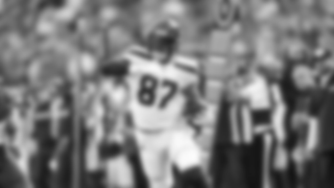 Seahawks tight end Noah Fant (87)