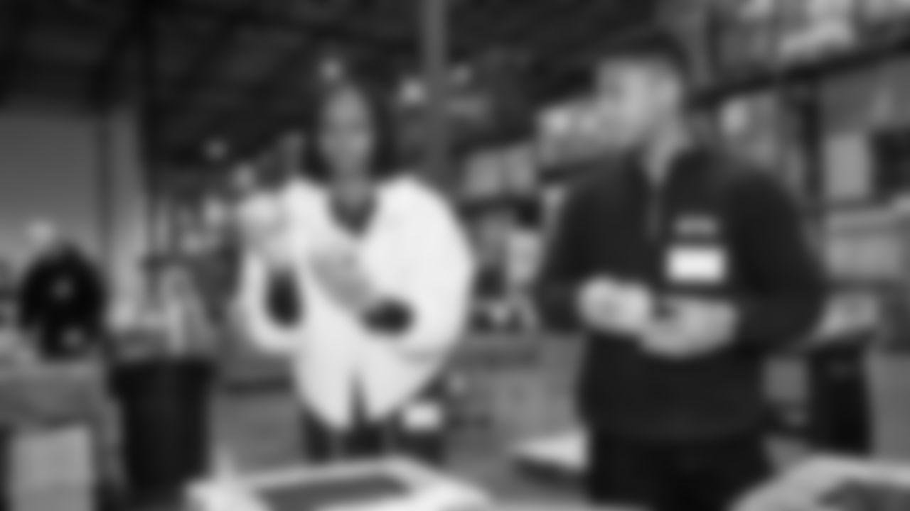 Seahawks Legend Bryan Walters, Dancers, Blitz and volunteers helped sort 4,800 pounds of action green apples at the Food Lifeline distribution center on January 22, 2026.