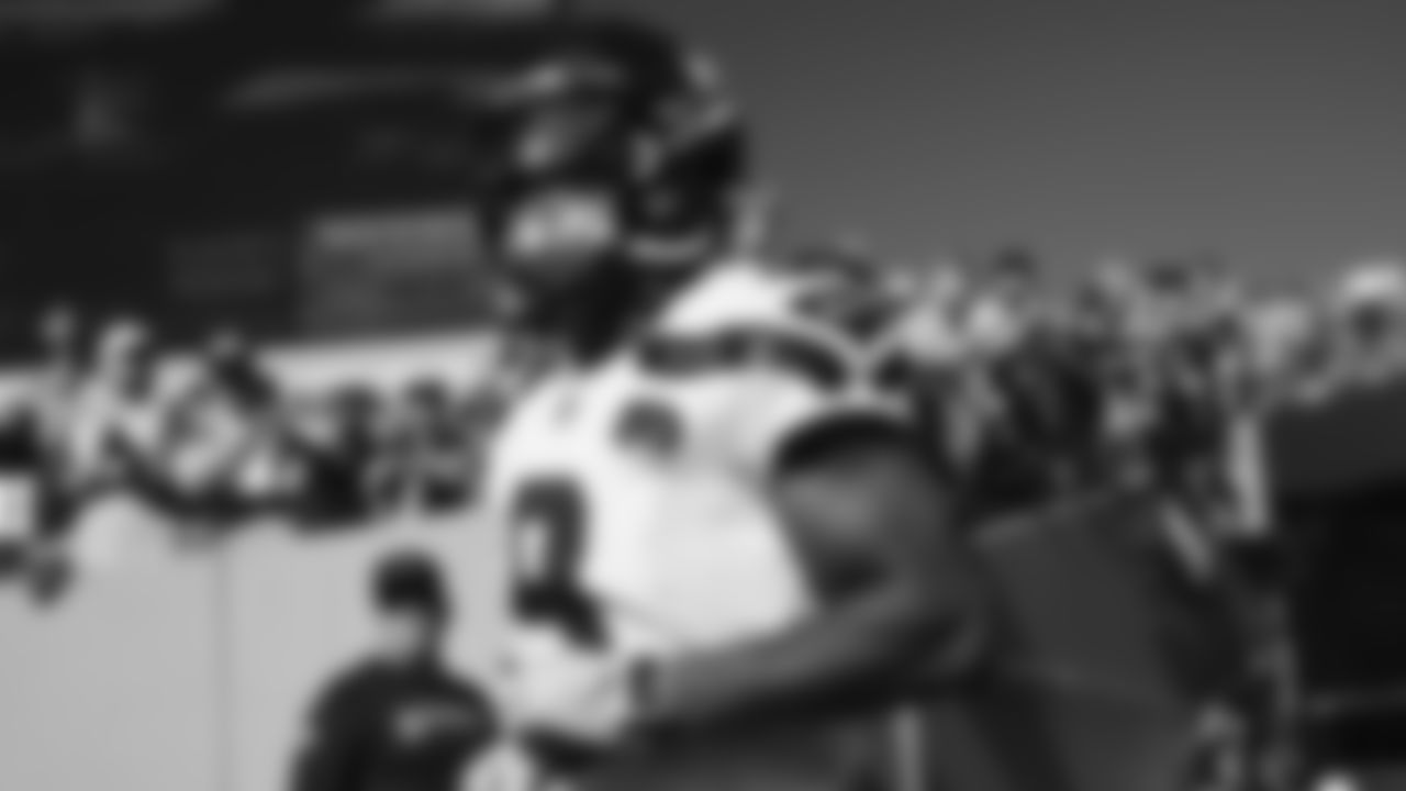 Seahawks running back Kenneth Walker III (9) hit the field at Nissan Stadium for the Week 12 matchup vs. the Titans in Nashville, Tennessee.