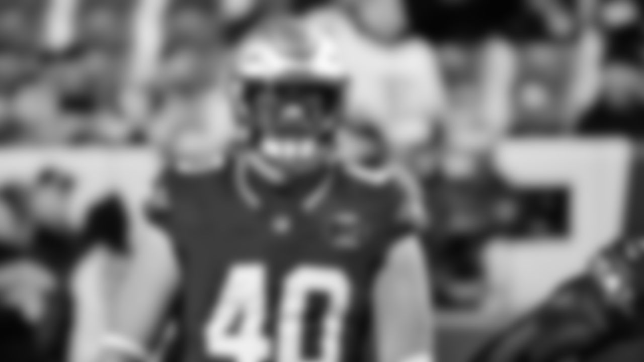 Seahawks fullback Robbie Ouzts (40) warms up at Northwest Stadium for the Sunday Night Football matchup at the Washington Commanders in Week 9.