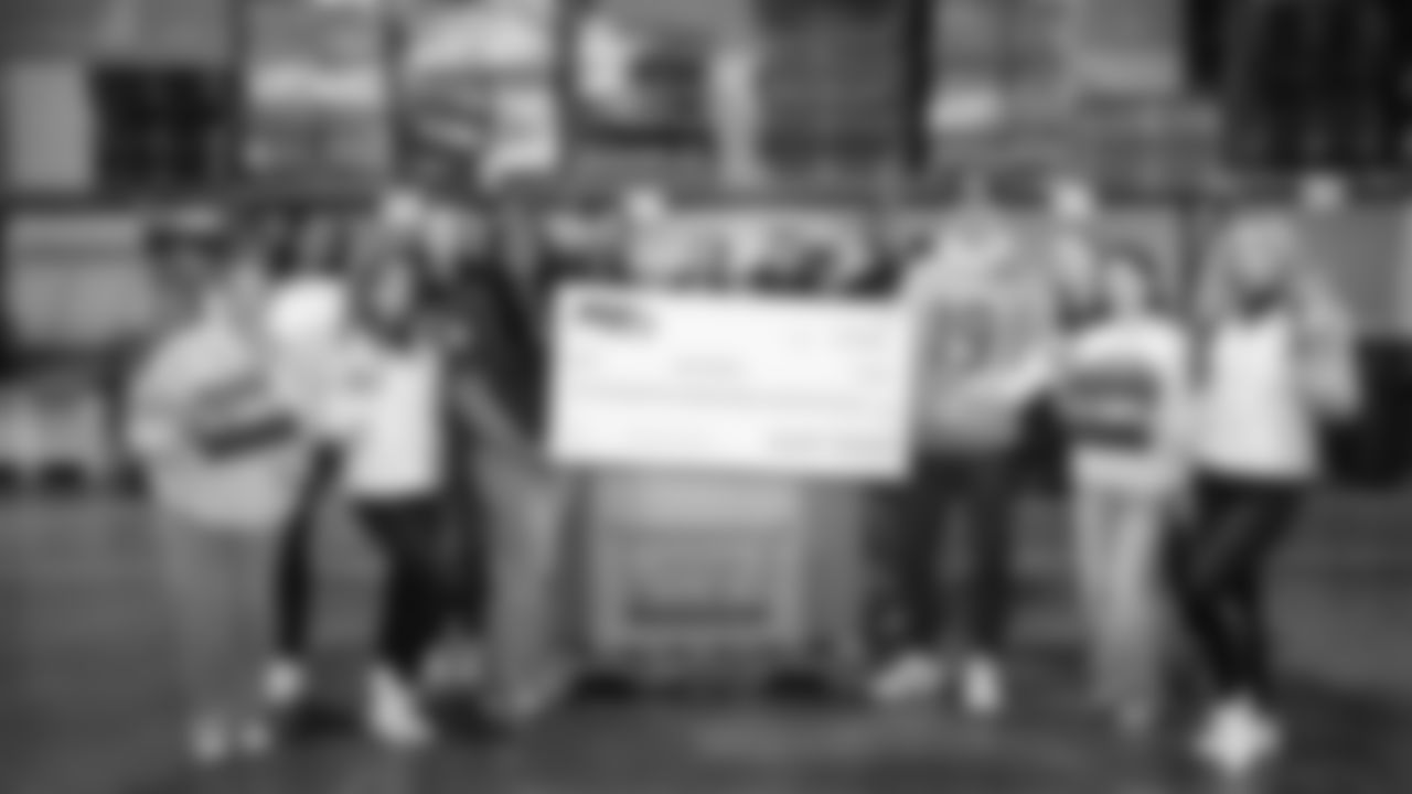 Seahawks Legend Bryan Walters, Dancers, Blitz and volunteers helped sort 4,800 pounds of action green apples at the Food Lifeline distribution center on January 22, 2026.