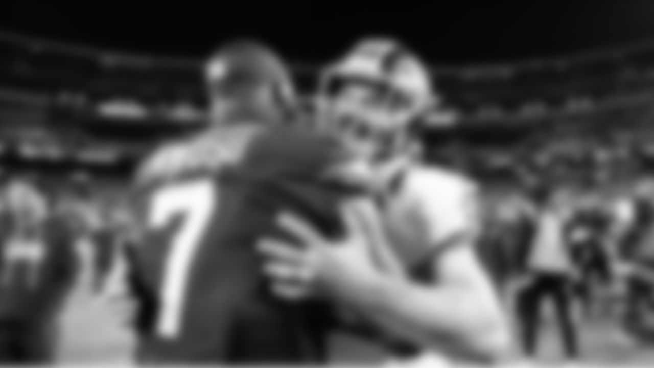 Seahawks linebacker Uchenna Nwosu greets former Seahawk and current member of the Commanders Nick Bellore after the game.