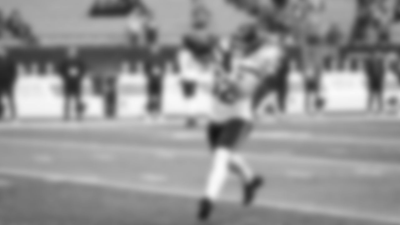 Seahawks linebacker Patrick O'Connell (52) warms up at Bank of America Stadium for the Week 17 matchup vs. Panthers on December 28, 2025.