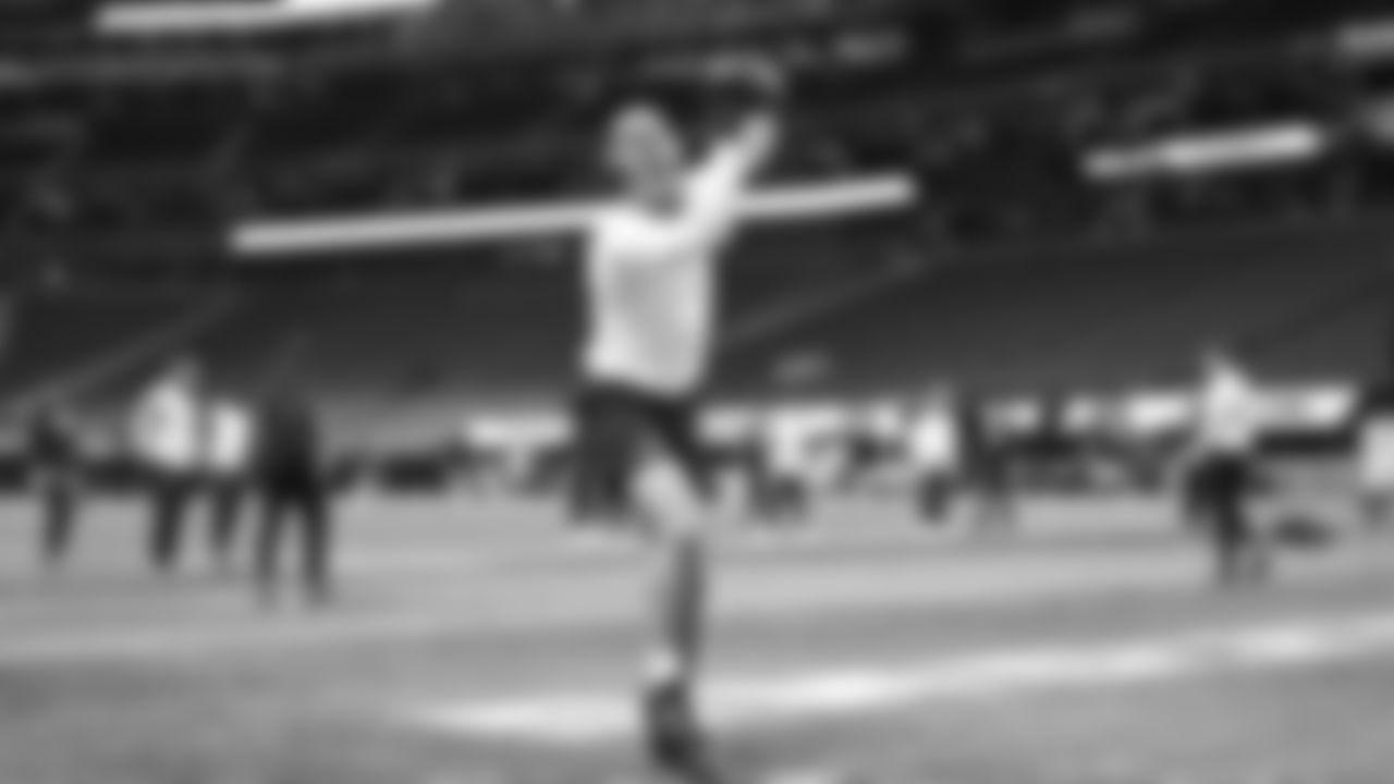 Seahawks tight end AJ Barner (88) warms up at Mercedes-Benz Stadium for the Week 14 matchup vs. the Atlanta Falcons.