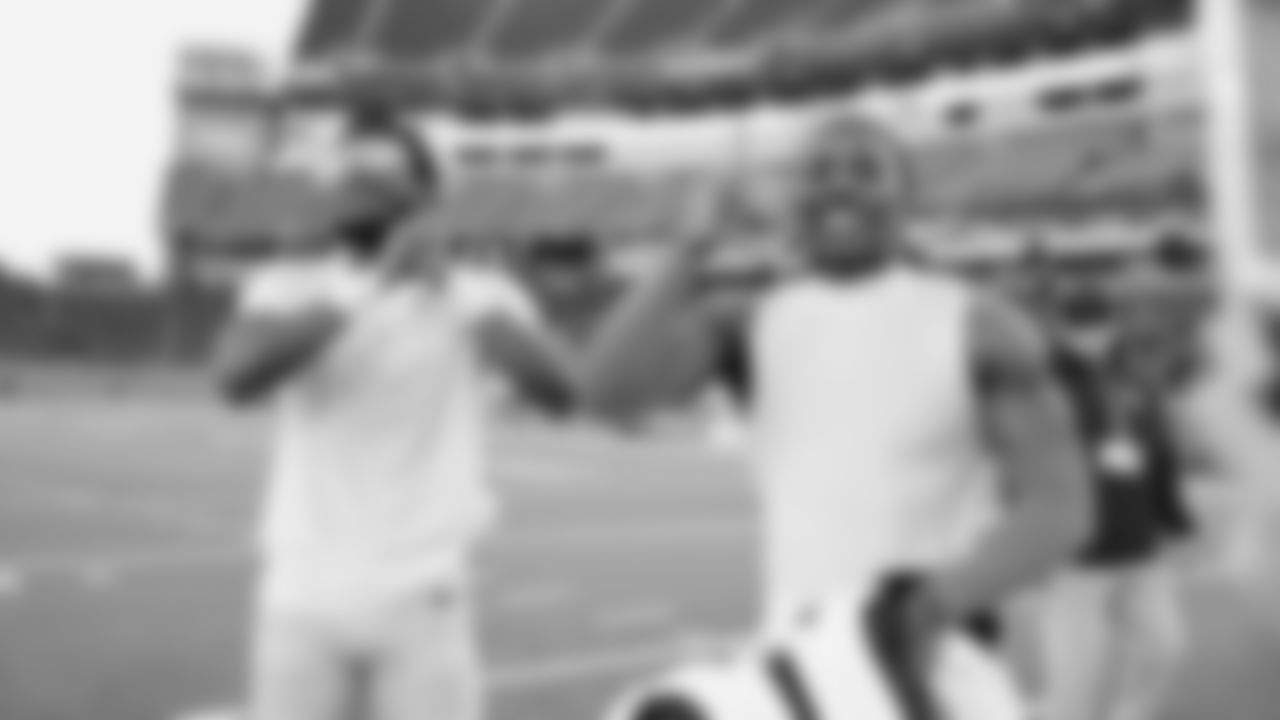 Seahawks celebrate the 30-24 win over the Tennessee Titans at Nissan Stadium on November 23, 2025.