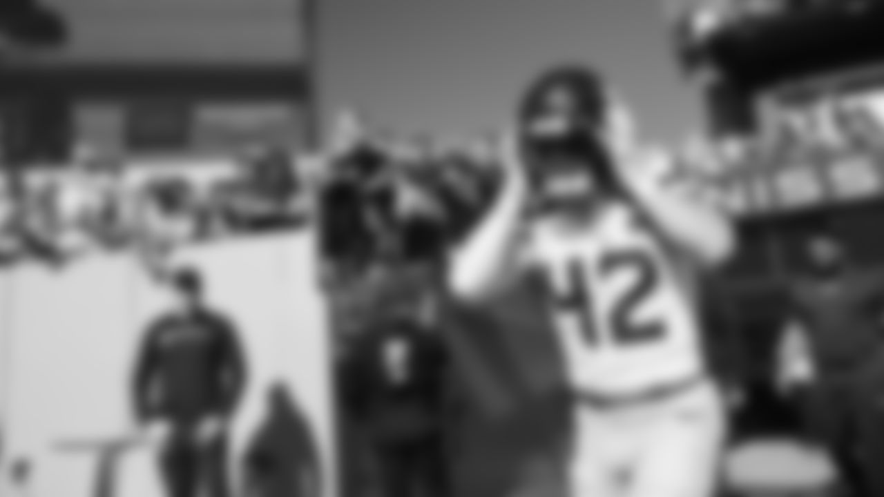 Seahawks linebacker Drake Thomas (42) hit the field at Nissan Stadium for the Week 12 matchup vs. the Titans in Nashville, Tennessee.