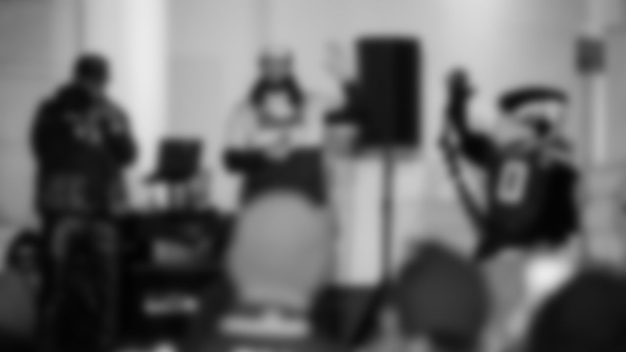 12s turned out for the Blue Friday Fan Rally, Friday, January 23 ahead of the NFC Championship game. The Seahawks ChampionSHIP cruised across Lake Washington and Lake Union, ending at Lake Union Park for the Fan Rally, featuring Seahawks Dancers, Legends, Blue Thunder and more.