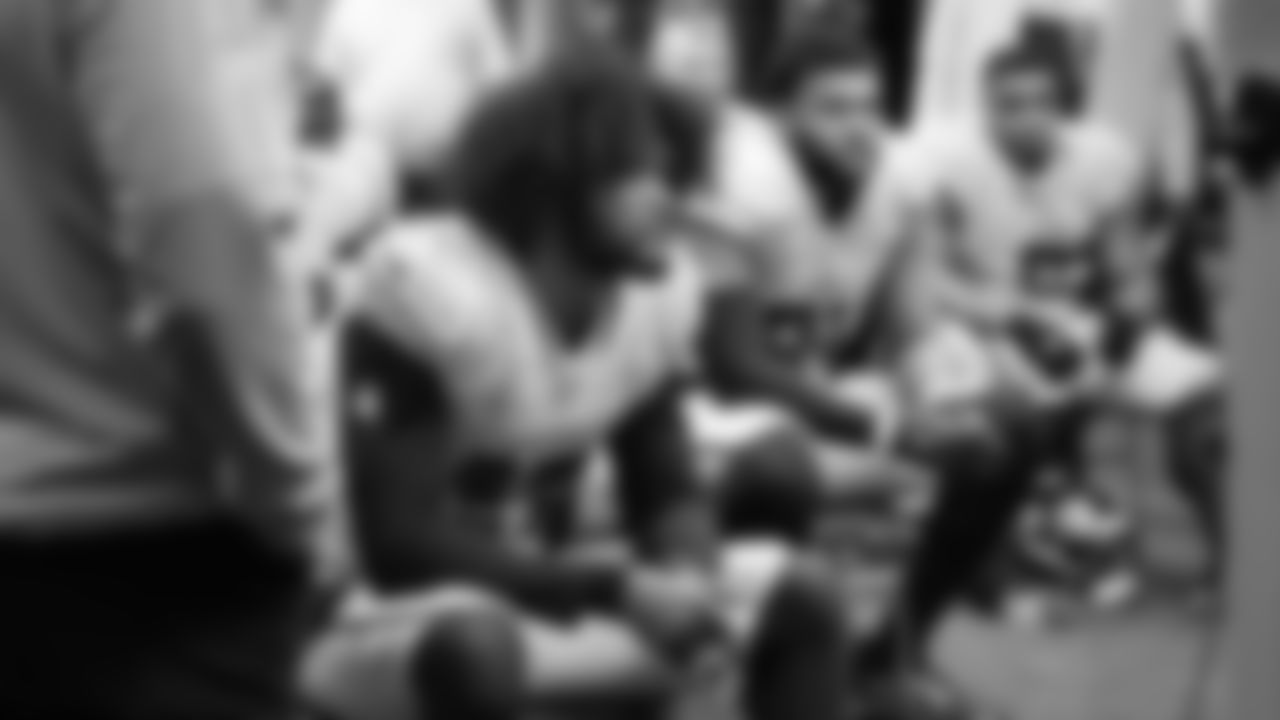 Ernest Jones IV and the rest of the Seahawks defense listen to coaches during hafltime.