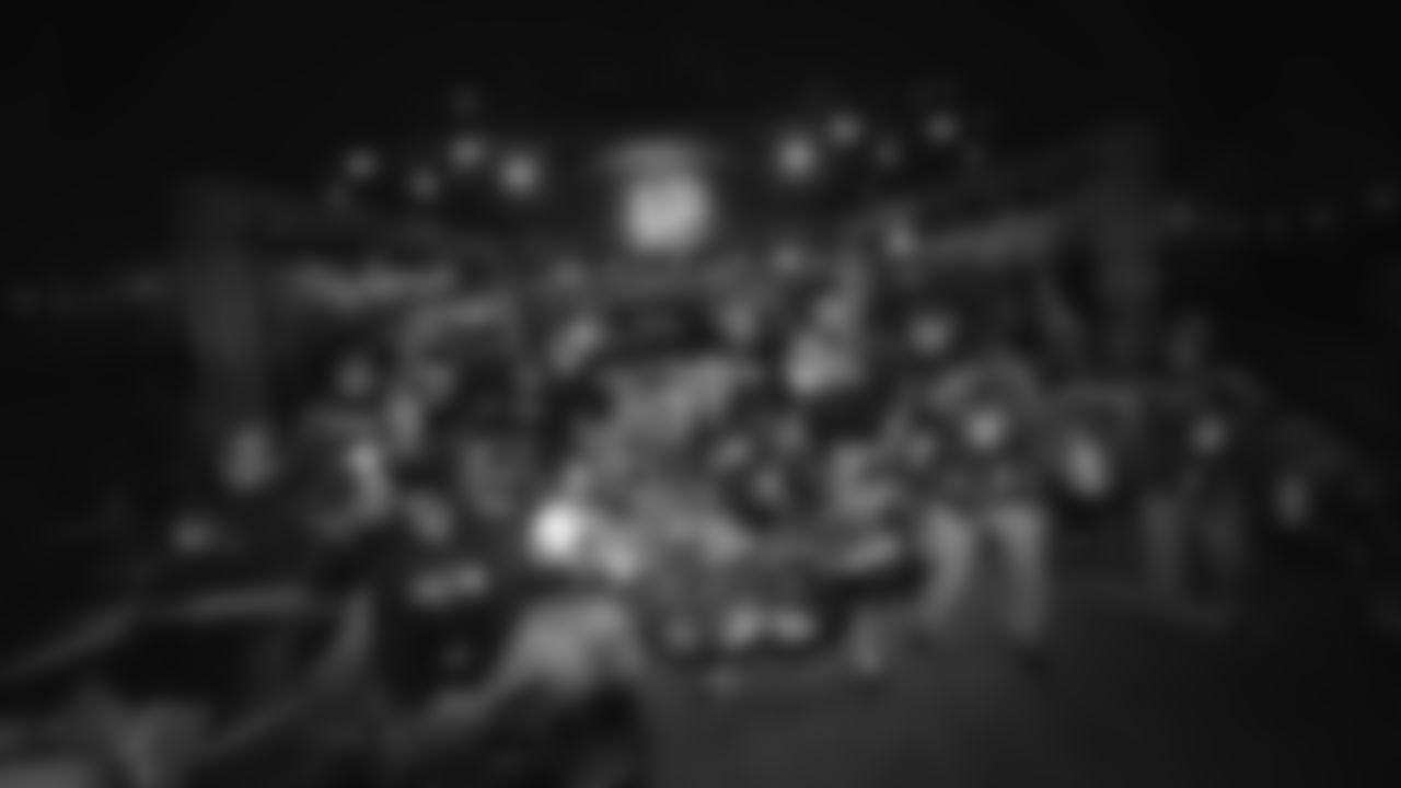 12s turned out for the Blue Friday Fan Rally, Friday, January 23 ahead of the NFC Championship game. The Seahawks ChampionSHIP cruised across Lake Washington and Lake Union, ending at Lake Union Park for the Fan Rally, featuring Seahawks Dancers, Legends, Blue Thunder and more.