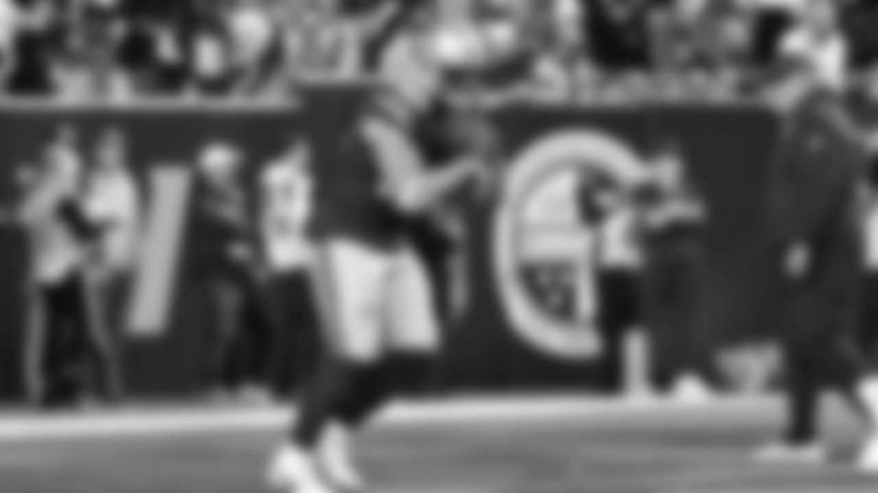 Seahawks fullback Robbie Ouzts (40) warms up at Northwest Stadium for the Sunday Night Football matchup at the Washington Commanders in Week 9.