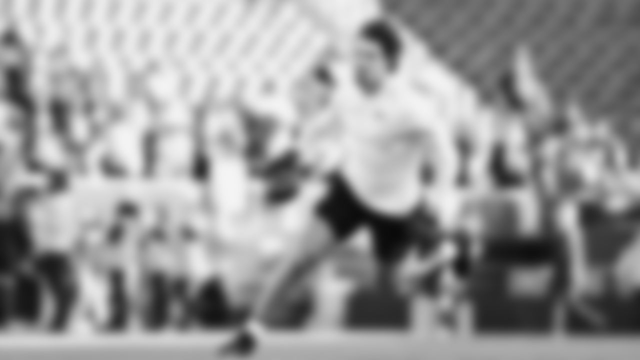 Seahawks tight end AJ Barner (88) warms up at Levi's Stadium for the Week 18 matchup vs. the 49ers.