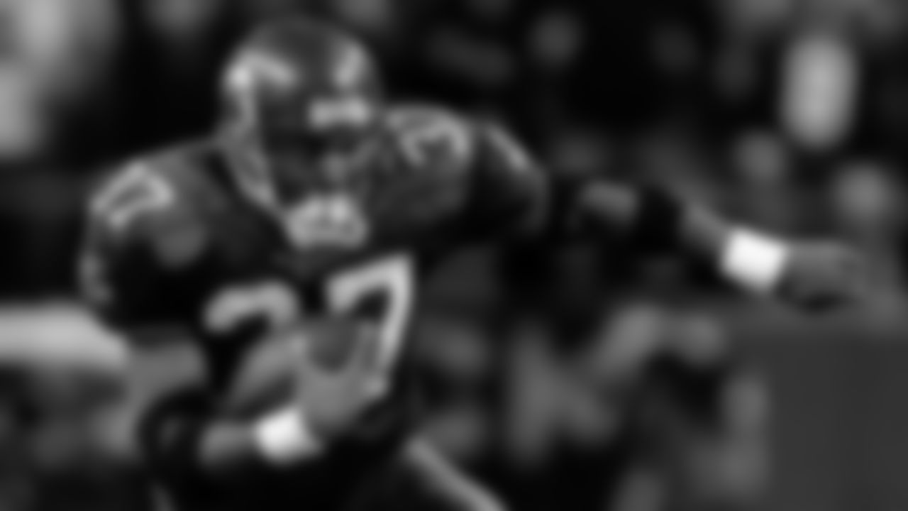 Seattle Seahawks running back Shaun Alexander carries the ball during the NFC championship football game against the Carolina Panthers in Seattle, Sunday, Jan. 22, 2006. (AP Photo/Elaine Thompson)